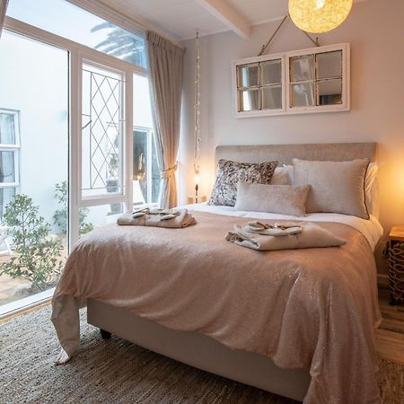 SALT Boutique Guesthouse Bloubergstrand Extérieur photo